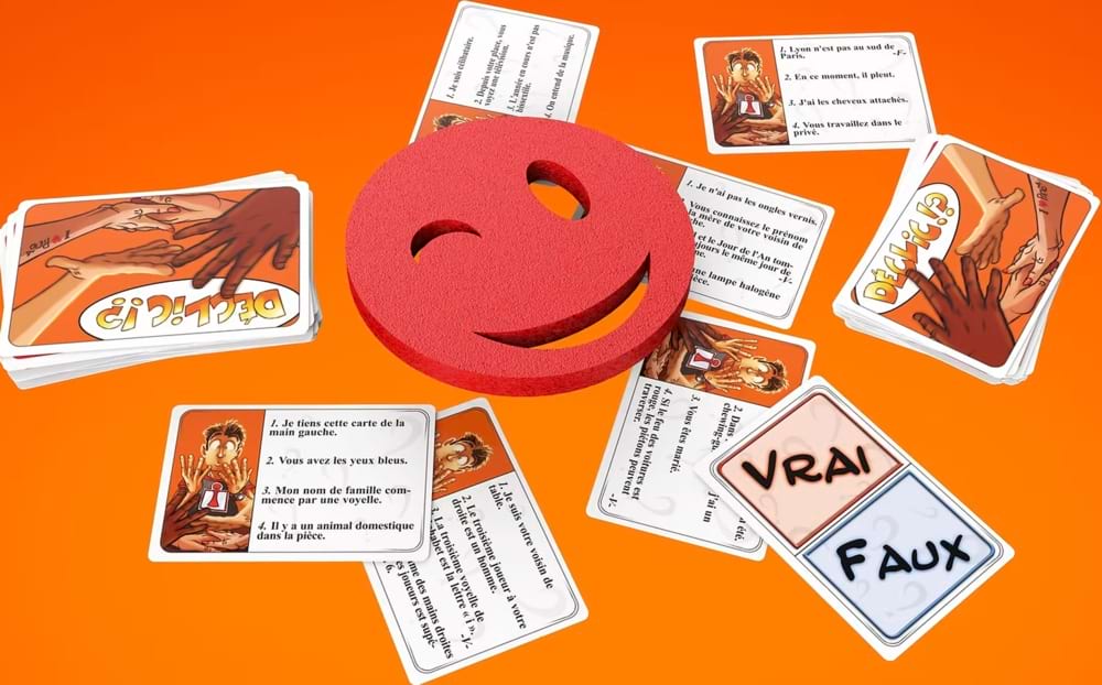 Les cartes et la cible rouge du jeu Déclic sont répandues sur la table, avec plusieurs questions visibles